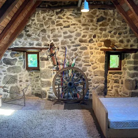 Authentic With Charm In The Heart Of The Auvergne Volcanoes Saint-Hippolyte (Cantal)